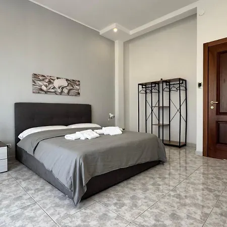 Appartamento Corso Novara - 8 Posti Letto E Self Check-in Vicino La Stazione Di Napoli